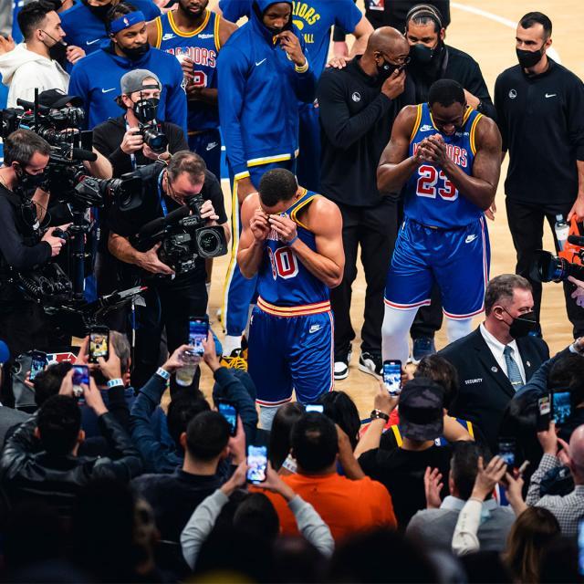 开云官网-历史时刻八方来贺！众星恭喜库里加冕NBA三分王